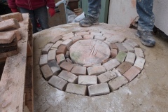 Chantier-4-Mise-en-place-des-dernières-briques-et-bouchon-