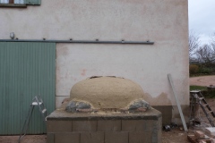 Chantier-5-Fin-de-construction-du-dôme-enduit-au-coulis-dargile-du-Four-à-pain