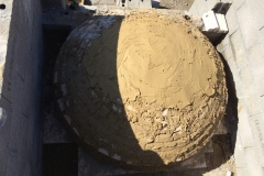 Chantier-_-Badigeonnage-au-coulis-dargile-dun-dôme-de-Four-à-pain