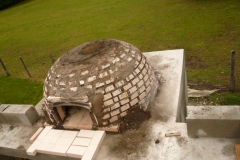 Dôme-du-four-à-pain-avant-enduit-de-coulis-dargile