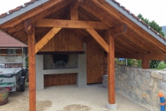 Four-à-pain-communale-en-exterieur.-Hotte-en-bois