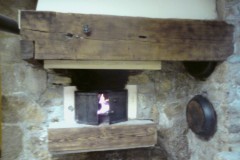 Four-à-pain-en-interieur.-Hotte-bois-