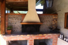 Four-à-pain-en-semi-exterieur.-Hotte-support-metalique-bois.-JPG