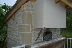 Four-à-pain-exterieur-support-de-Hotte-métalique-habillage-mur-pierres-et-briques-2