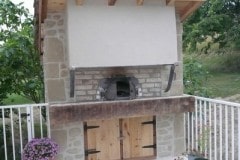 Four-à-pain-exterieur-support-de-Hotte-métalique-habillage-mur-pierres-et-briques