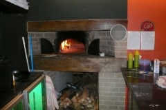 Four-à-pain-interieur-Hotte-bois-habillage-mur-en-briques